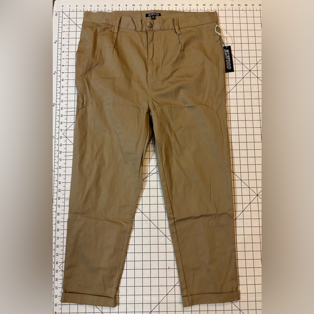 NWT Elwood Men’s 36 Khaki Crop Pleated Chino Style Pants